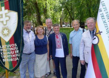 Prie tremtinių paminklo sovietinių represijų aukoms Lietuvos ir Ukrainos atminties institucijų surengtos parodos „Badas kaip ginklas: 1932–1933, 2022” atidarymo proga atidengta apdegusių grūdų varpų instaliacija | rengėjų nuotr.