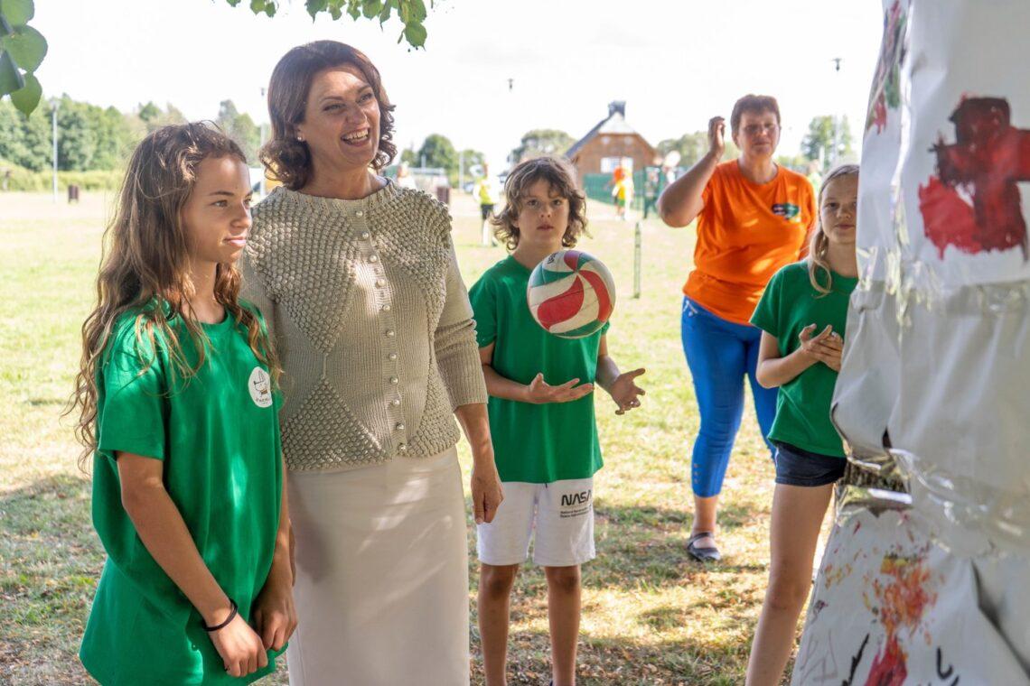 Diana Nausėdienė aplankė lituanistinių mokyklų vaikus Paršežerio stovyklavietėje | Lietuvos Respublikos Prezidento kanceliarijos nuotr.