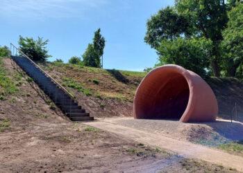 Viekšniuose atsirado įdomios milžiniškos puodynės, užminančios mįsles! | am.lrv.lt nuotr.