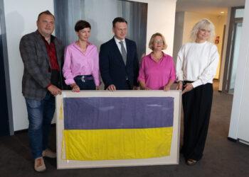 Iš Bachmuto fronto atnešta ukrainiečių vėliava perduota Lietuvos nacionaliniam muziejui | Lietuvos nacionalinio muziejaus nuotr.