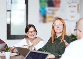 Reklaminė atributika – investicija į verslą ir darbuotojų gerovę