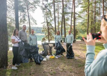 Visoje Lietuvoje žmonės būrėsi į miškų švarinimo talkas | am.lrv.lt nuotr.
