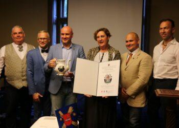 Atkurto bajorų Koidelių herbo liudijimas įteiktas Gelgaudiškio dvarui: (iš kairės) Saulius Urbanavičius, Edgaras Pilypaitis, Paulius Vaniuchinas, Diana Šležienė, Remigijus Bimba , Virginijus Visockis | A. Andrijono nuotr.