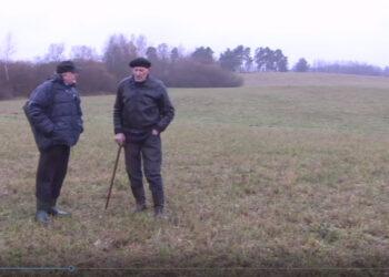 Vytautas Busilas rodo vietą, kur stovėjo Prabulių sodyba | punskas.pl nuotr.