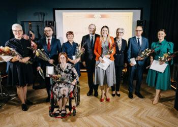 Įteikti Meilės Lukšienės ir Metų mokytojo apdovanojimai