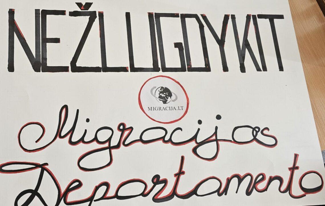 Prasidėjo piketas „Nežlugdykite Migracijos departamento!“ |lps.lt muotr.