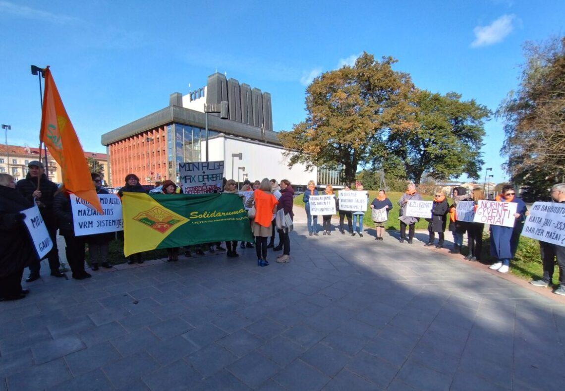 Migracijos departamento darbuotojai piketavo prie Vyriausybės | lps.lt nuotr.