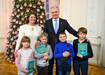 Prezidentūroje įžiebta pagrindinė kalėdinė eglė | R. Dačkaus nuotr.