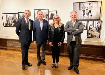 Ambasadorius Rytis Paulauskas, parodos kuratorius Adrew Horodysky, Gražina Michnevičiūtė ir ambasadorius | urm.lt nuotr.