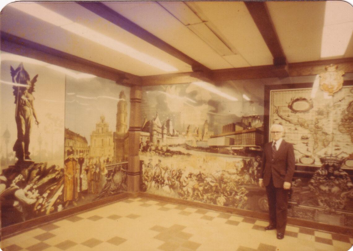 Architektas Jonas Mulokas Lietuviškame kambaryje Detroite, Wayne universitete, 1978 m. | Muloko šeimos archyvo nuotr.