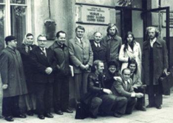 Grupė Lietuvos disidentų, susirinkusių palaikyti teisiamą kovotoją dėl žmogaus teisių Romualdą Juozą Ragaišį. Pirmoje eilėje iš kairės klūpo: Algimantas Andreika, Robertas Grigas, Jonas Volungevičius ir Kęstutis Subačius. Antroje eilėje stovi: kunigas Jonas Kastytis Matulionis, neatpažinta moteris, Mečislovas Jurevičius, Sigitas Tamkevičius, Antanas Terleckas, Algirdas Statkevičius, Liutauras Kazakevičius, Leonora Sasnauskaitė ir neatpažintas vyras (Vilnius, 1979 11 19) | Okupacijų ir laisvės kovų muziejaus nuotr.