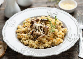 Keptos perlinės kruopos su grybais | „Integrity PR“ nuotr.