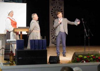 Šarūnas Birutis sveikina Joną Vaiškūną gavus Nacionalinę premiją. Švenčionys 2023-02-24 | V. Kašinsko nuotr.