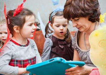 Seimas įteisino specialią kompensaciją už auklių prižiūrimus vaikus