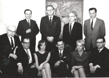 1968 m. V. Adamkaus rinkimų štabo Spaudos komitetas. Pirmoje eilėje per vidury sėdi V. Adamkus, jam iš dešnės - D.Gedvilienė, G. Gedvila sėdi pirmas iš dešnės | Gedvilų šeimos archyvo nuotr.