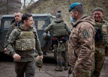 Prezidentas Volodymyras Zelenskis su kariais | facebook.comGeneral/Staff.ua nuotr.