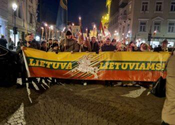 Vasario 16-ąją vėl nušvietė tautinės eitynės su deglais