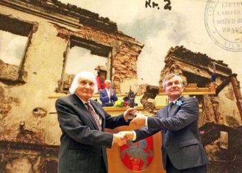 Miško brolį Albiną Kentrą apdovanoja neužmirštuoliai | Alkas.lt koliažas