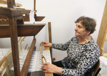 Audėja Veronika Valenskienė prie staklių taudodailės dirbtuvėse „Šimtavirvis“ | punskas.pl nuotr.