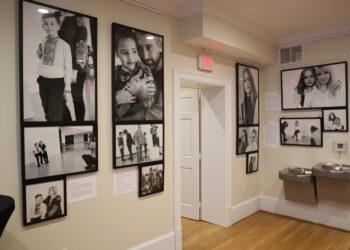 Vašingtone atidaryta Lietuvos fotografų paroda „Ne visi. Karo pabėgėlių portretai“ | Ukrainos namų Vašingtone nuotr.