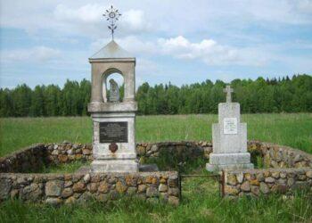 Laužų kaimo tragediją primenantis paminklas | bessmertnybarak.ru nuotr.