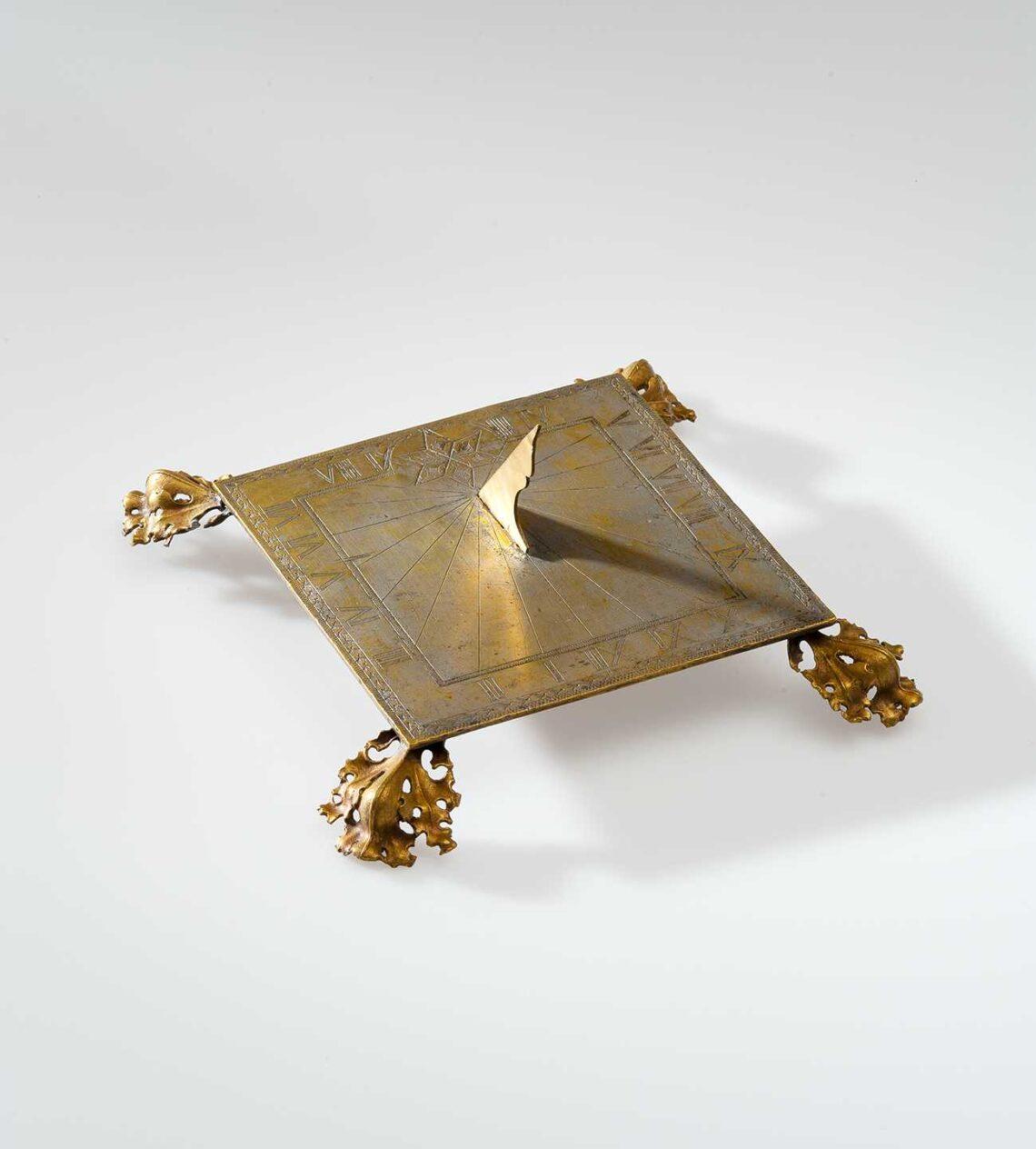 Saulės laikrodis su vilko pėdas imituojančiomis kojelėmis. Lietuva, XVIII a. II p. | LNM nuotr.