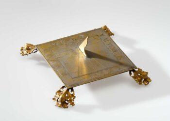 Saulės laikrodis su vilko pėdas imituojančiomis kojelėmis. Lietuva, XVIII a. II p. | LNM nuotr.