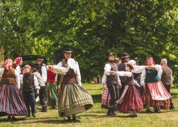 11-toji „Auga vuobelelė“ istorijomis pražįs Agluonėnų obelų sode | Klaipėdos rajono savivaldybės nuotr.