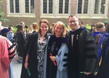 E. Gužauskytė (centre) su kolegomis per mokslo metu baigimo iškilmes Wellesley College | vdu.lt nuotr.