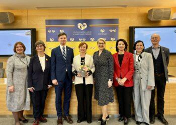 Kalbos premija paskirta dr. A. Kučinskienei ir Lituanistinių mokyklų asociacijai