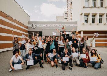 Vilma Leonavičienė su lietuvių kalbos ir kultūros kursų studentais | vdu.lt nuotr.