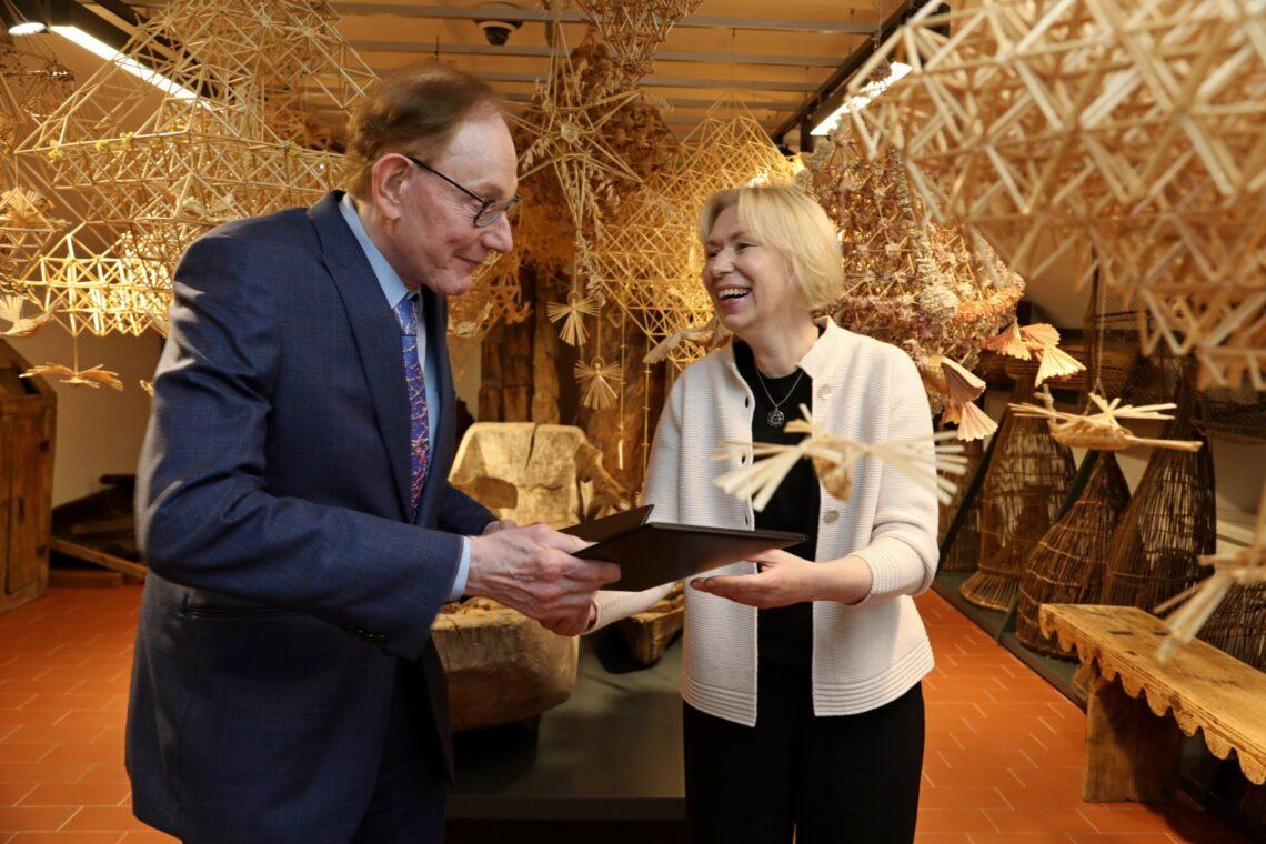 A.Plioplys dovanoja sesers Ramutės Plioplytės Sodą | lnm.lt nuotr.