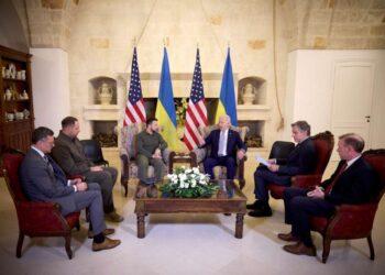 Kinija skaldo ir valdo