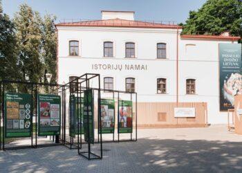 Lauko paroda „Šimtmetis dainos ratu“ prie Istorijų namų muziejaus | G. Trečiokas, LNM nuotr.