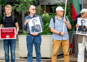 Nacionalinis susivienijimas dėl suniokotos K. Škirpos atminimo lentos surengė piketą prie Vilniaus miesto savivaldybės