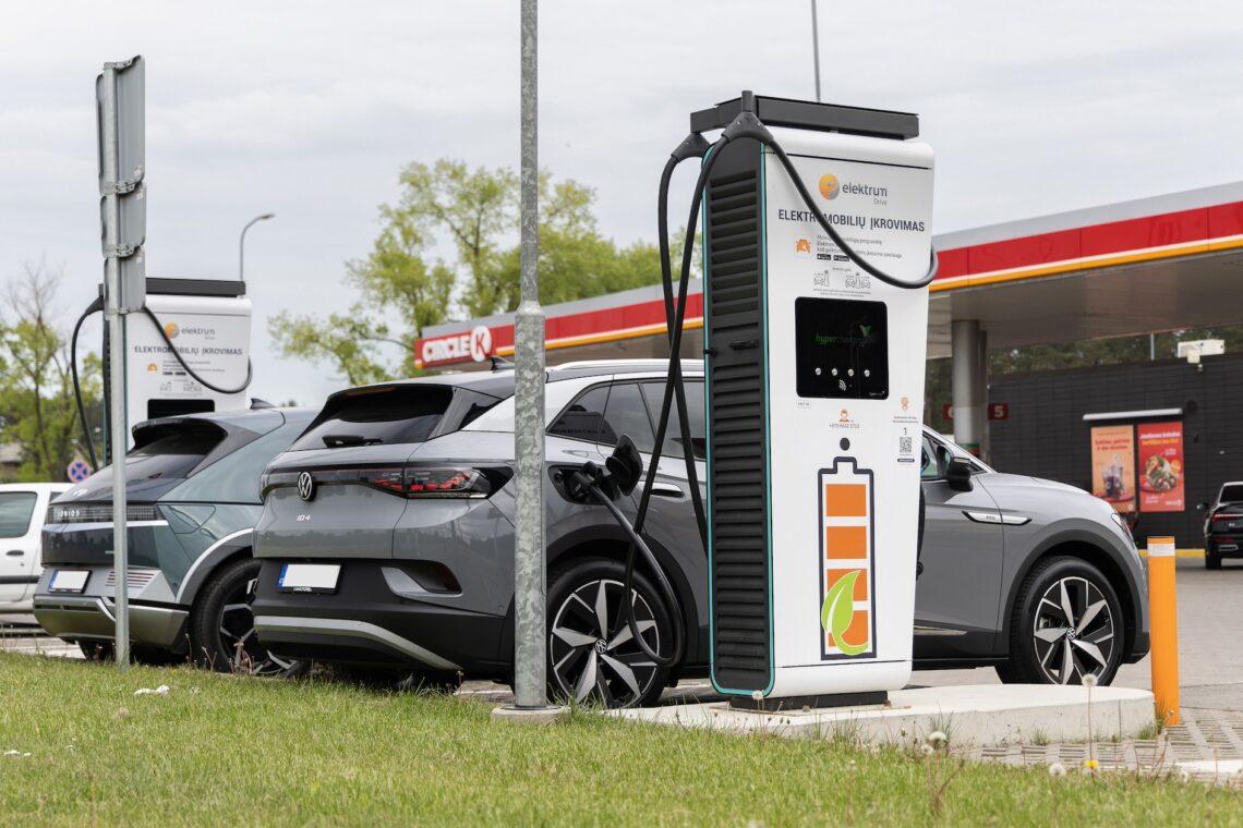 Elektromobilių įkrovimas | elektrum.lt nuotr.