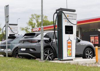 Elektromobilių įkrovimas | elektrum.lt nuotr.