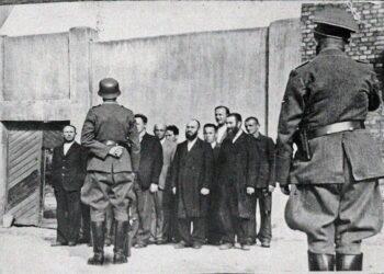 1. Išvežami sušaudyti žydų įkaitai prie „Baltojo kalėjimo“. Iš kairės į dešinę: advokatas Izraelis Abramavičius, nežinomas asmuo, pirklys Simonas Rozenbergas, nežinomas asmuo, vyriausiasis Šiaulių rabinas Aharonas Bakštas, pirklys Kadišas Šapira, muitinės ekspeditorius Elijahu Penas, rabinas Abraomas Icchokas Nochumanskis, pabėgėlis iš Lenkijos. Šiauliai, 1941 m. liepa | Vašemo rinkinių nuotr.