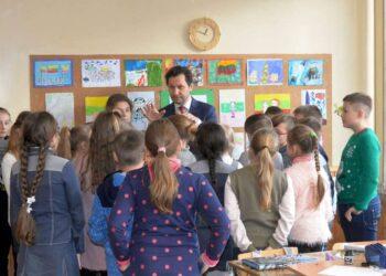 Robertas Šarknickas su moksleiviais | FB, asmeninė nuotr.