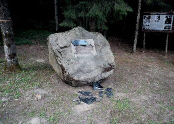 Kelmės r. sudaužyta atminimo lenta Lietuvos partizanams | R. Samuilio nuotr.