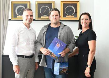 Meras Andrius Šatevičius (kairėje) ir vicemerė Jolanta Abucevičienė už prasmingą kultūros paveldo objektų paiešką ir garsinimą padėkojo kultūros paveldo tyrinėtojui Gyčiui Juodėnui | S. Nemeikaitės nuotr.