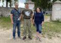 Lietuvos kariuomenės majorą Donatą Mazurkevičių (centre) lydėjo Seinų lietuvių „Žiburio“ mokyklos direktorius Algirdas Vaicekauskas ir „Aušros“ redaktorė Irena Gasperavičiūtė | voruta.lt nuotr.