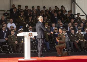 Generolui R. Vaikšnorui perduotos kariuomenės vado regalijos