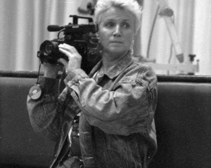 Lietuvos Persitvarkymo Sąjūdžio steigiamasis suvažiavimas Vilniaus sporto rūmuose. Kino operatorė Laima Pangonytė filmuoja suvažiavimą, 1988 10 22-23 | LCVA, R. Beliajavienės nuotr.