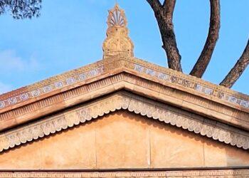 Etruskų muziejaus pastato stogelis su svastikomis | G. Skamaročiaus nuotr.