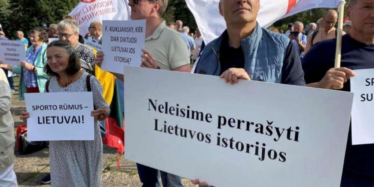 Protestuotojai reikalauja Sporto rūmus atiduoti Sąjūdžio, o ne žydų kapinių įamžinimui